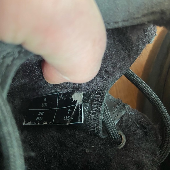 Dr Marten Black faux fur lined 8 hole Docs boots. Size 7.5 - Picture 2 of 3